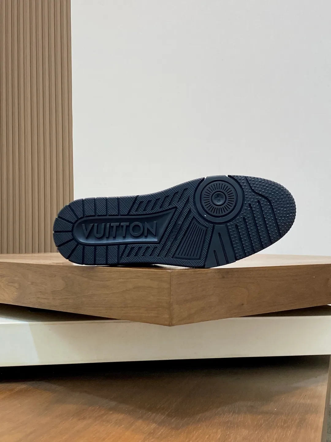 💰860 LV TRAINER python pattern sneakers for men are shipping. The early version of the LV Vuitton World official website is made of gorgeous snakeskin pattern and smooth cow leather, showing the creative inspiration drawn by menswear artistic director Virgil Abloh from retro basketball shoes. The handwritten Louis Vuitton logo is embossed to accentuate the complex structure of the upper. It is made of python textured leather and smooth calf leather. It is decorated with the handwritten Louis Vuitton logo and Vuitton logo on the side. The tongue is decorated with LV letters and the rear is decorated with the #54 logo. The classic rubber outsole is decorated with Monogram flowers. Needless to say, the comfort of Lujia's shoes is very masculine! Completely packaged! Size: 39-40-41-42-43-44 standard leather shoe size (38/45/46 can be customized and does not support returns)